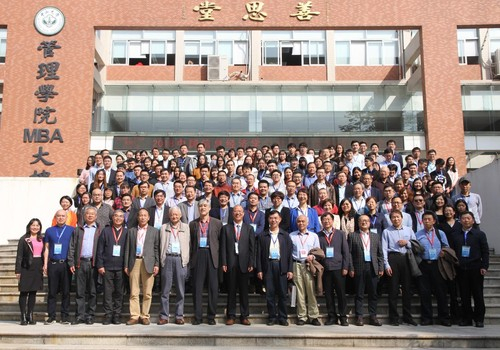 图为年会参会人员合影
